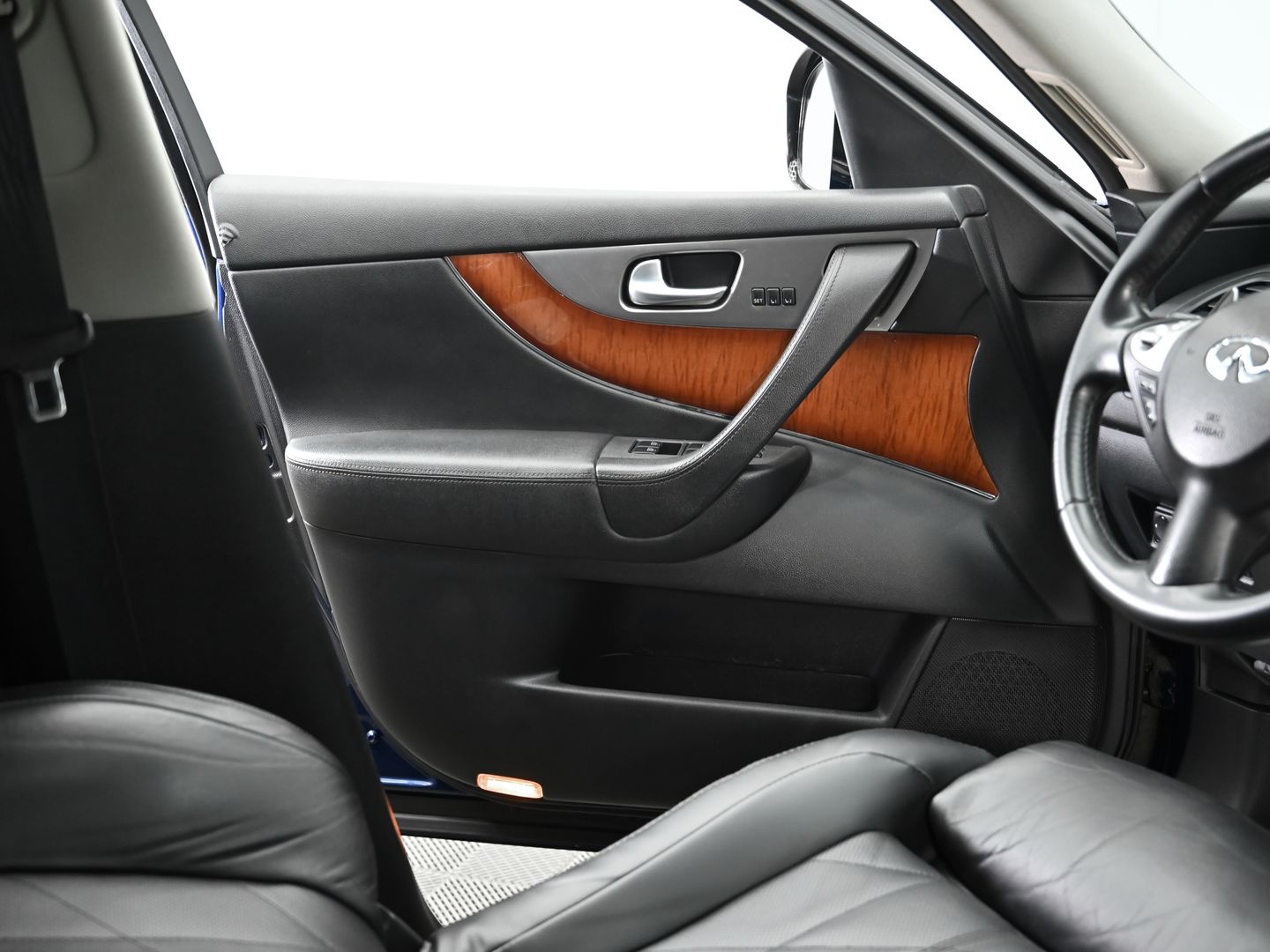 Infiniti QX70
