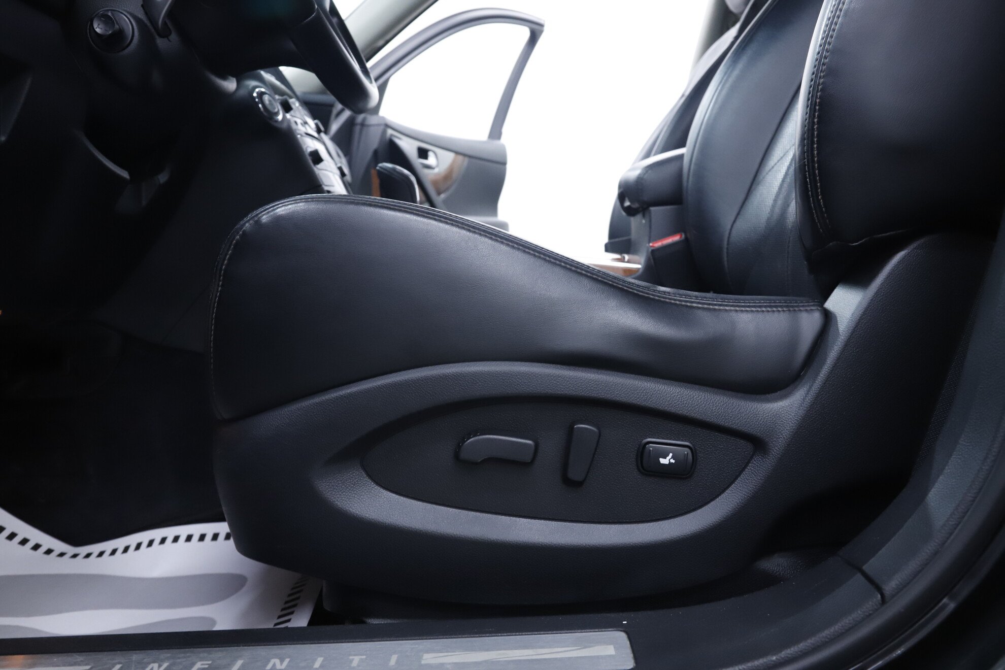 Infiniti QX70