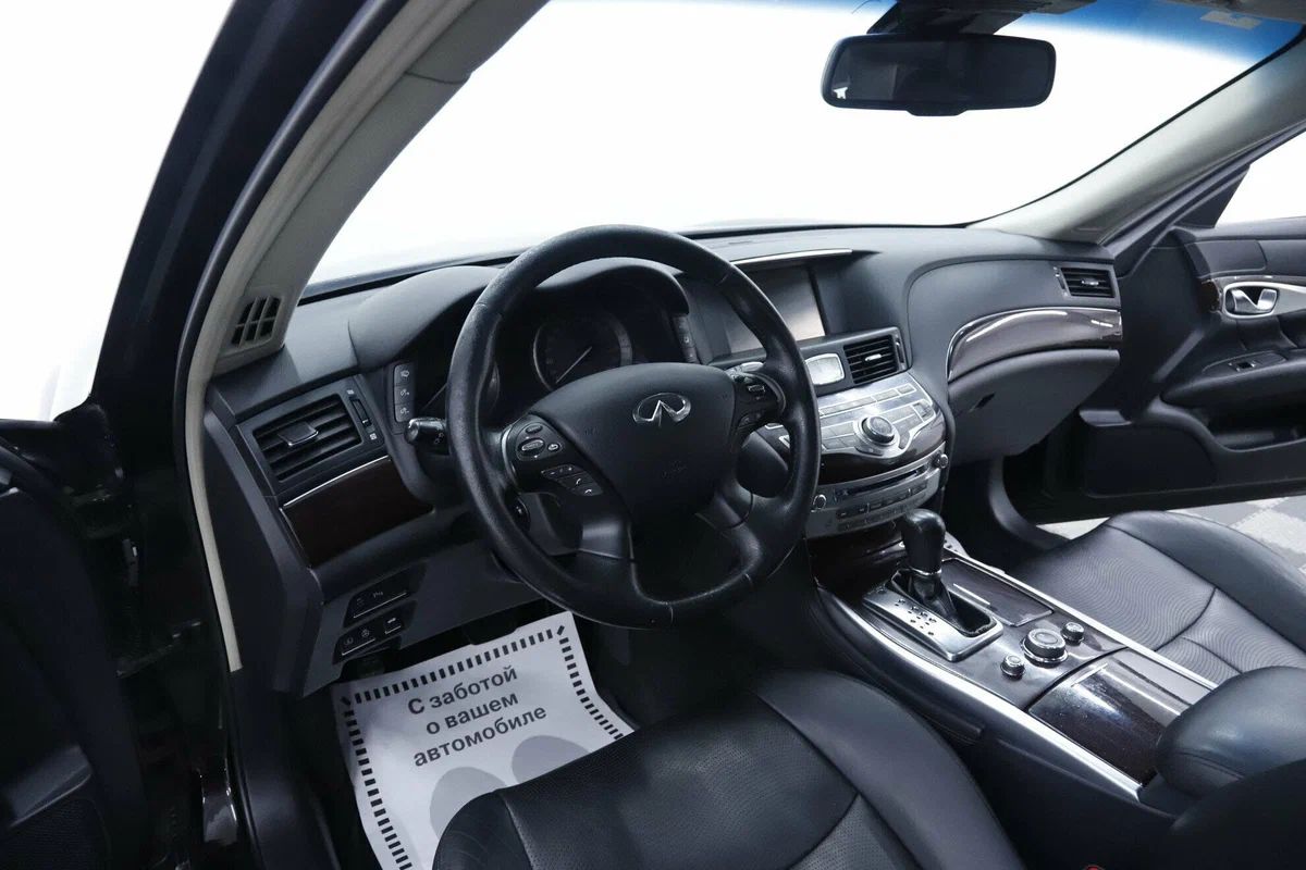 Infiniti Q70