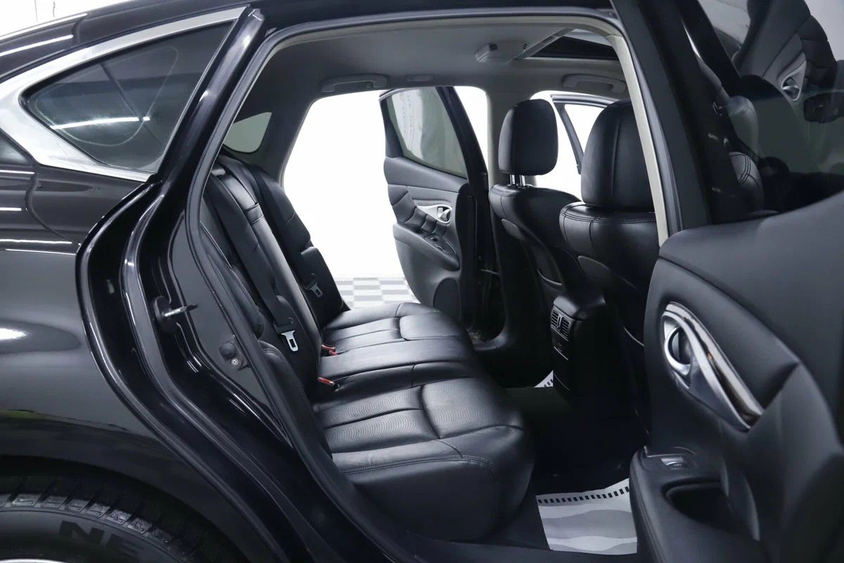 Infiniti Q70