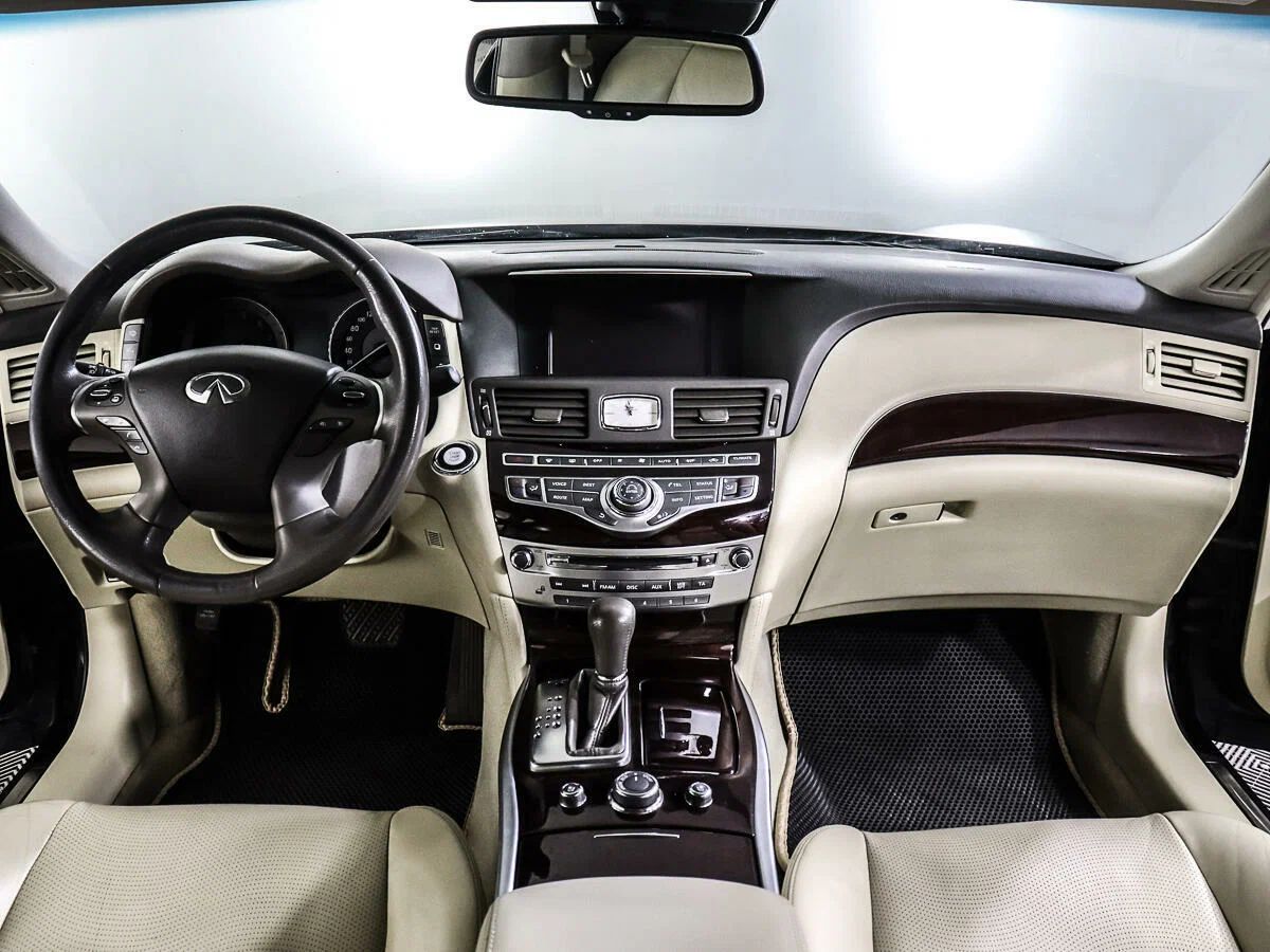Infiniti Q70